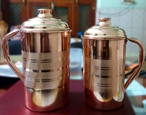 Ensemble de carafes en cuivre pour service de luxe, ensemble métallique avec verres, durable et réutilisable, pour cuisine, salle à manger, et service de boissons. - Product Image 1
