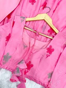 Tissu organza léger et doux, imprimé floral et dentelle magnifique au col - Product Image 6