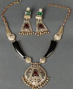 เครื่องประดับเงินออกซิไดซ์แบบชนเผ่า ชุบทอง ประดับด้วยหินสีแดงและสีเขียว สร้อยคอ ต่างหู ดีไซน์โบโฮสไตล์ชาติพันธุ์ ของขวัญสำหรับเธอ - Product Image 1