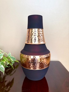 Bouteille d'eau en cuivre au design chinois, finition martelée et accents noirs, décoration d'intérieur - Product Image 1