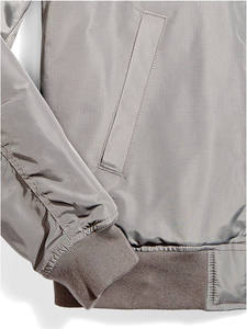 Chaqueta Bomber OEM Streetwear con Logotipo Bordado, Cuello Redondo, Cierre de Cremallera, Estilo Vintage, Impermeable, de Seda y Algodón, con Parches, para Hombre - Product Image 5