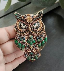 Broche brodée de perles de qualité supérieure avec perles cousues à la main, épinglette de mode unique pour femme - Product Image 3