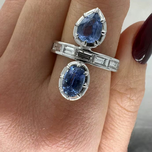 Bague Axe en Diamant et Saphir Bleu Haut de Gamme Or 18K Certifié IGI Design Moderne Élégant Saphir Bleu Non Chauffé Géométrique Axe - Product Image 1