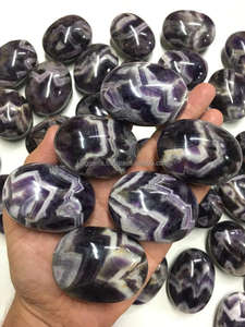 Piedra de Palma de Amatista Natural Tallada Estilo Chevron de Calidad Premium al por Mayor para Meditación Reiki y Feng Shui - Product Image 4