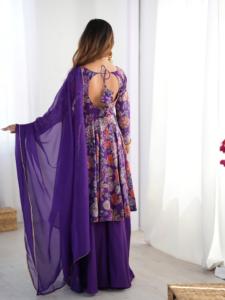 Hermoso Kurti de Fiesta para Mujer, Diseño Indio-Pakistaní, en Seda Romana Suave, con Estampado Floral Morado en Chanderi, Salwar Kameez - Product Image 4