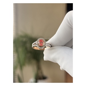 Bague de fiançailles élégante en diamant de laboratoire taille ovale avec double halo et accents baguette 1,05 carat, bijou statement pour femme en or massif 14 carats - Product Image 2