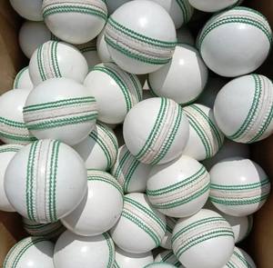 Balles de cricket souples en cuir de vachette de bonne qualité avec logo personnalisé, imperméables, fabriquées au Pakistan - Product Image 1