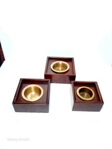 Brûleur d'encens en bois fait main avec finition noyer et insert en laiton, usage religieux, montage mural toutes saisons - Product Image 2