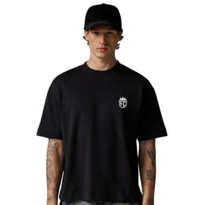 Camiseta de algodón negra de manga corta para hombre, corte holgado, con estampado en el pecho, estilo casual urbano, venta al por mayor OEM, suministro personalizado - Product Image 5