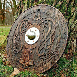 Grand bouclier viking nordique en bois, rond, artisanal, traditionnel, pour déguisement, exposition et décoration intérieure - Product Image 2