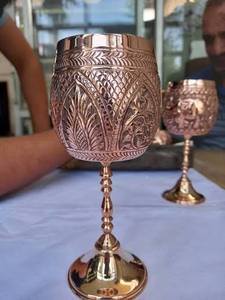 Copa de vino de vidrio y cobre dorado hecha a mano con diseño vintage de hojas para regalo de boda para adultos - Product Image 2