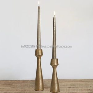 Elegante candelabro alto de latón con detalles artísticos diseñado para acentos de hogar vintage y celebraciones festivas - Product Image 6