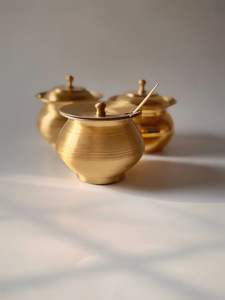 Pot à fruits secs traditionnel indien en laiton avec couvercle, boîte de rangement décorative pour la table - Product Image 3