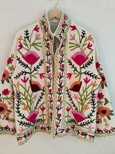 Veste en velours blanc brodée Suzani, veste vintage faite à la main, veste Suzani florale, veste en velours pur, cadeau bohème hippie pour elle - Product Image 2