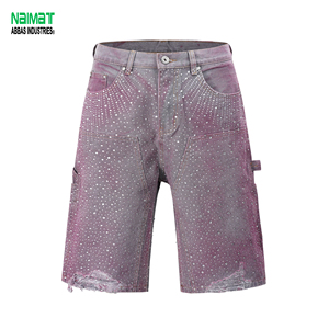 Pantalones cortos de mezclilla morados para hombre con pedrería, efecto desgastado, ajuste relajado, con tachuelas de cristal y dobladillo sin rematar - Product Image 1