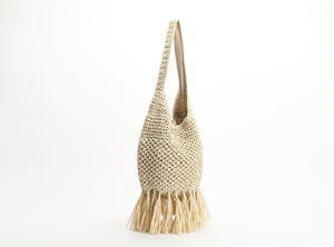Refine su estilo casual con este clásico bolso de hilo natural diseñado con un llamativo contorno de flecos en la parte inferior y un buen agarre. - Product Image 2