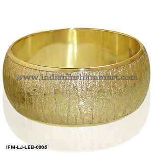 Bracelet manchette large tendance en laiton texturé et cuir, style bohème, fait main, cadeau de fête pour femme - Product Image 5