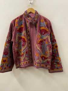 Veste courte en velours doux brodée Suzani, veste de printemps, manteau ouzbek d'inspiration vintage, veste en velours tendance pour femmes - Product Image 3