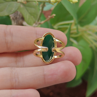 Bague ajustable unisexe en laiton plaqué or 18 carats avec double bande et pierre précieuse ovale en onyx vert et noir taillé en chevron, vente en gros