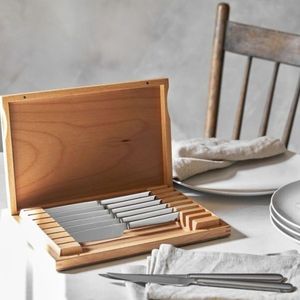 Collection de 8 couteaux à steak en argent avec manches métalliques élégants et lames pointues dans un coffret en bois brun pour une utilisation à la table - Product Image 5