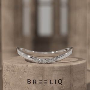 แหวนทองคำแท้ 14K ทรงโค้งประดับเพชรแล็บโกรว์ ดีไซน์มินิมอล สามารถสวมซ้อนกันได้ เหมาะสำหรับผู้หญิง - Product Image 4