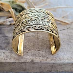 Brazaletes Metálicos de Moda para Mujer, Brazalete Asimétrico de Tendencia, Brazalete Ajustable de Apertura Ancha, Venta al por Mayor por HF CRAFTS - Product Image 1