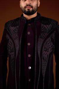 Ensemble Indo-Occidental de Luxe pour Homme, Style Baroque, en Micro-Velours avec Broderie Multicolore et Détails Perlés Faits Main - Product Image 4