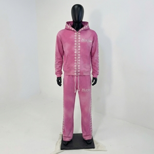ชุดวอร์มสีชมพูแบบวินเทจ  ชุดฮู้ดดี้ประดับหมุดและกางเกงจ็อกเกอร์รูดเชือก  ชุดสตรีทแวร์ตกแต่งเข้าชุดกัน  รับผลิตแบบ OEM/ODM - Product Image 1