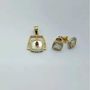Ensemble de pendentif et boucles d'oreilles carrées en or 22 carats avec goutte de rubis et bordure en diamants, bijoux élégants et raffinés pour femmes - Product Image 1