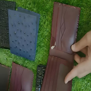 Cartera Bifold Ejecutiva de Cuero Genuino en Colores Vibrantes con Estampado en Relieve y Bolsillo para Monedas con Cierre, Diseño Profesional y Elegante - Product Image 5