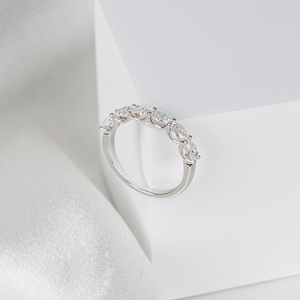 Anillo de media eternidad con diamantes cultivados en laboratorio de corte ovalado, anillo de boda de diamantes estilo East West, anillo de compromiso apilable para mujer - Product Image 1