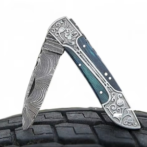 มีดพับเหล็กดามัสกัสแกะสลักด้วยมือสำหรับขายส่ง OEM ระดับมืออาชีพ ด้ามไม้เคลือบอีพ็อกซี่ พร้อมปลอกหนัง พับได้ ใช้ในทางยุทธวิธี - Product Image 1