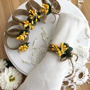 Anneau de serviette en rotin élégant avec accent de fleur jaune pour la décoration de table rustique bohème et la mise en scène de table de fête Vente en gros en provenance d'Inde - Product Image 1