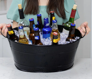 Moderna Cubitera Ovalada Negra Mate con Acabado Martillado, Cubeta Grande de Metal para Cerveza, Vino y Hielo con Asas Laterales para Bares y Restaurantes - Product Image 3