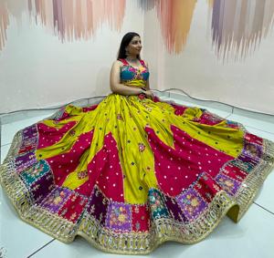 Conjunto de Chaniya Choli de seda de Bombay premium con espejo y lentejuelas, y dupatta de seda rusa bordada para mujer - Product Image 6