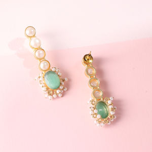 Pendientes Colgantes Artesanales de Perlas y Amazonita Bañados en Oro – Joyería Festiva Ligera de Latón de Diseño para Mujer - Product Image 1