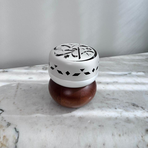 Exquisito Par de Quemadores Mubkhar con Tapas de Metal Blanco y Negro y Bases Redondeadas de Madera Natural para Aromaterapia en el Hogar - Product Image 2