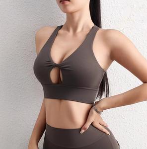 Sujetador deportivo transpirable personalizado al por mayor para mujer, con tiras cruzadas en la espalda, soporte medio, para yoga y gimnasio - Product Image 1