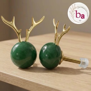 Poignée de meuble en laiton et résine verte Ba Green, forme lapin, écologique, durable, design original, poignée de tiroir contemporaine, installation facile - Product Image 1