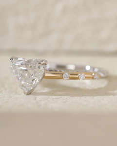 Anillo de compromiso/boda unisex de lujo con diamante talla corazón de oro amarillo de 14k con engaste de rodio y circonitas cultivadas en laboratorio IGI para aniversario - Product Image 3