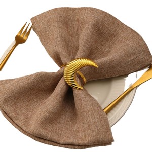 Anneaux de serviette en laiton doré en forme de lune, élégants et festifs, faits à la main, porte-serviettes en métal, décoration de table luxueuse - Product Image 1