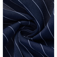 Ensemble coordonné 2 pièces à rayures fines bleu marine : Blazer court et mini-robe bustier ajustée, ou mini-robe portefeuille ajustée à rayures fines pour un look professionnel
