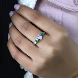 Anillo de Plata de Ley 925 con Tres Piedras Naturales de Piedra Lunar y Ónix Verde, Anillo de Piedras Preciosas con Textura Orgánica Hecho a Mano para Mujer - Product Image 3