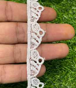 Dentelle en coton importée avec une finition soignée et une qualité de tissu durable pour les marques de mode. - Product Image 2