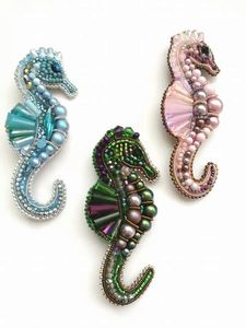 Broche Artesanal Bordado con Cuentas, Hecho a Mano, Decorativo y para Vestidos - Product Image 6