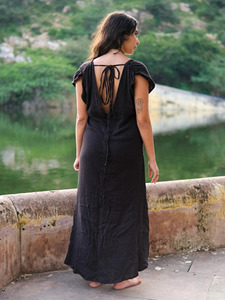 Robe longue kaftan noire en coton pur brodée à la main style bohème Chikankari avec bordure géométrique et fentes latérales - Product Image 4