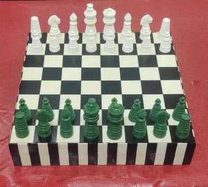 Juego de Ajedrez con Caja de Resina, Piezas de Ajedrez de Resina de Lujo en Rosa y Blanco - Product Image 3