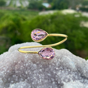 Brazalete Ajustable de Latón Sólido Chapado en Oro de 18K con Gema de Cuarzo Rosa Facetado (12x18mm) y Diseño Abierto Frontal - Product Image 4