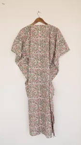 Vestido Kaftan Maxi Boho Chic Rosa con Estampado Floral Hecho a Mano, Cuello en V, Corte Holgado, Algodón, Casual, para Vacaciones y Playa - Product Image 6