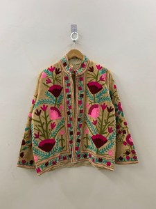 Chaqueta de Terciopelo Bordada a Mano con Diseño Étnico, Chaqueta Corta Estilo Suzani con Bordado Floral Vintage para Mujer, Ropa de Abrigo de Invierno de Diseñador - Product Image 4